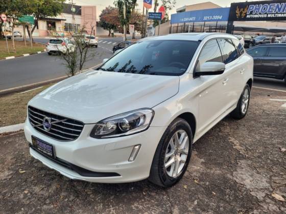 VOLVO XC60 2.4 D5 MOMENTUM DIESEL AWD 4P AUTOMÁTICO